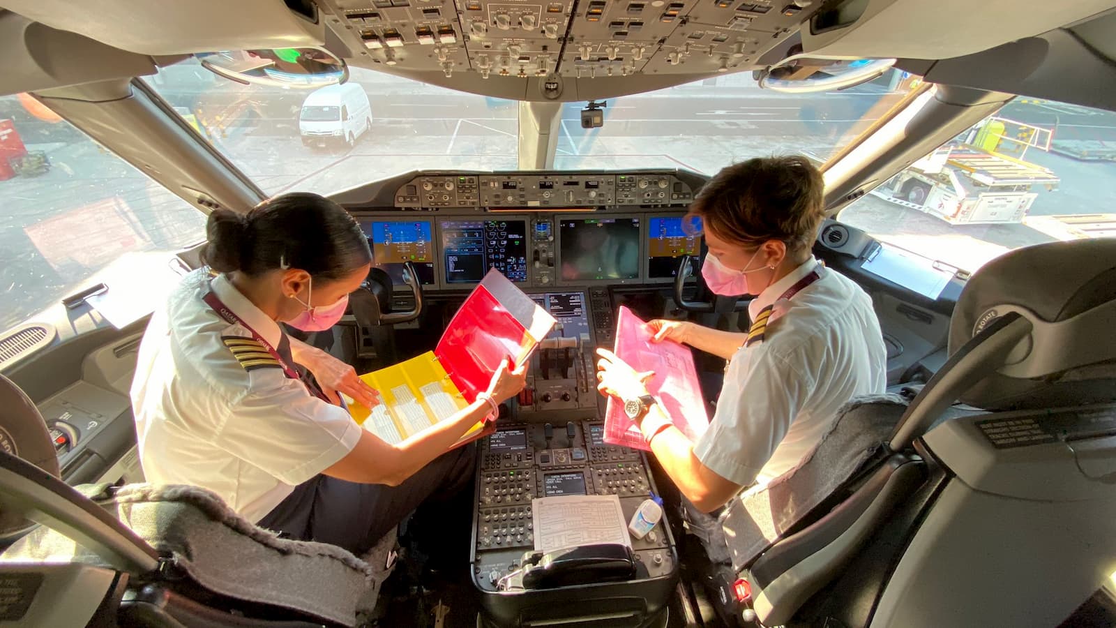 Qatar Airways 787 Dreamliner draws iconic pink ribbon in the sky