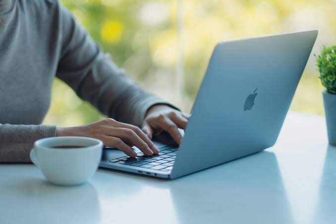 Mac Users Urged to Update as Critical Screen Sharing Vulnerability Is Actively Exploited
