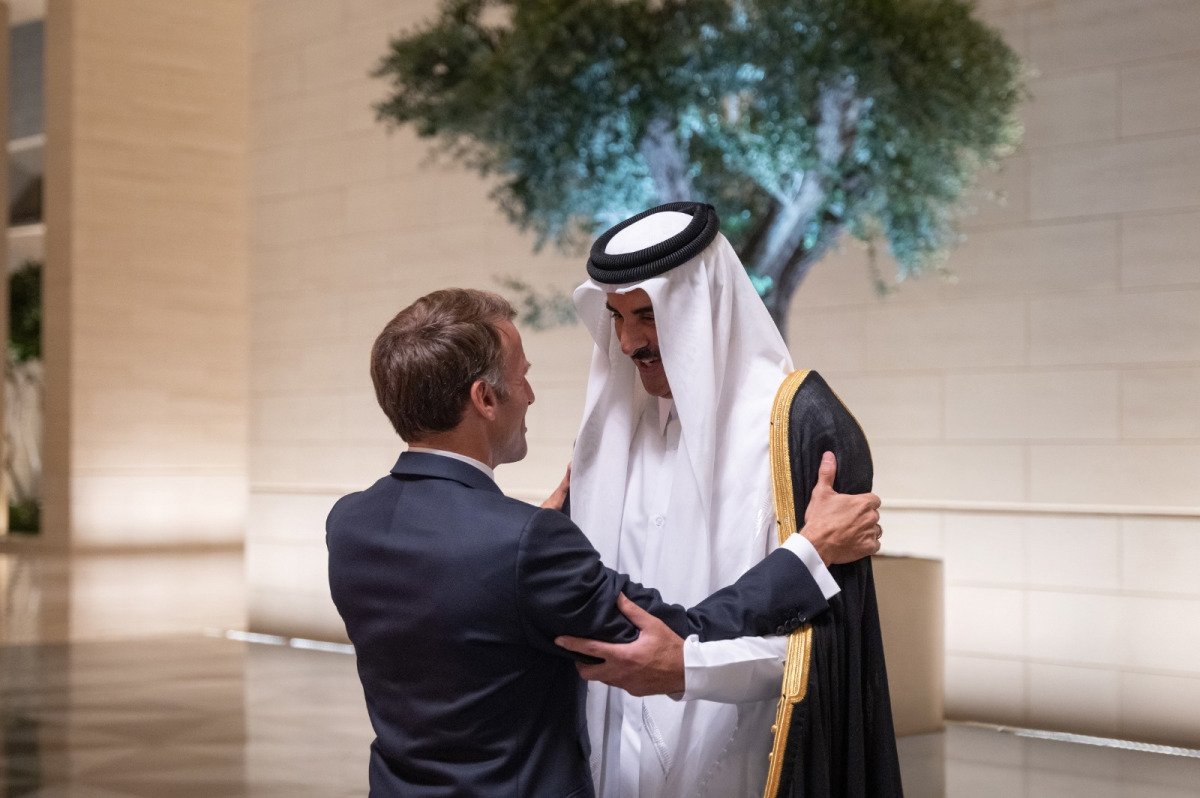 HH The Amir hosts President Macron at official dinner in Lusail
